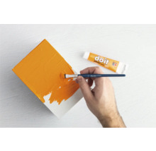 Malen einer Leinwand mit einem Pinsel und Farbe