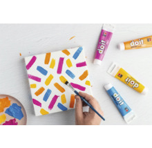 Bemalte Leinwand mit Farbtuben und Pinsel