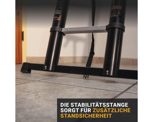 Detailaufnahme der Stabilisierungsstange einer Teleskopleiter für zusätzliche Stabilität