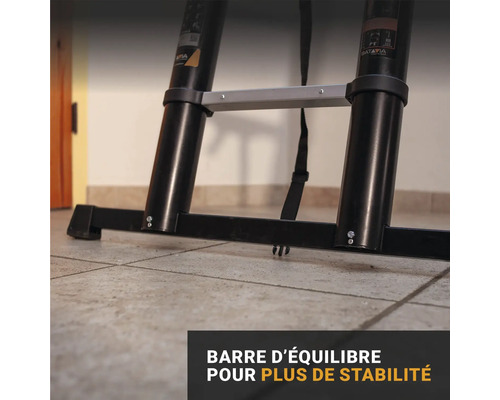 Gros plan d''une échelle télescopique avec barre stabilisatrice