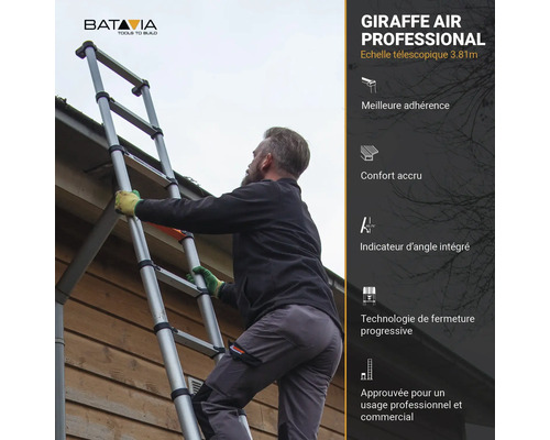 Un homme utilise un escabeau télescopique extensible de Batavia pour travailler sur une maison.