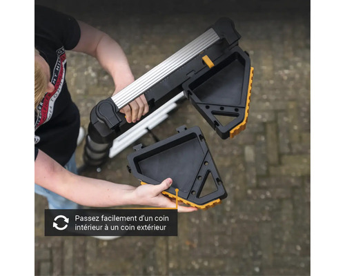 Personne assemblant un pied d''angle pour échelle