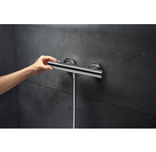 Aufputz-Brausethermostat mit Handbedienung vor dunkler Wand