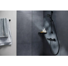 Badezimmer mit Dusche, Ablage und Handtuch