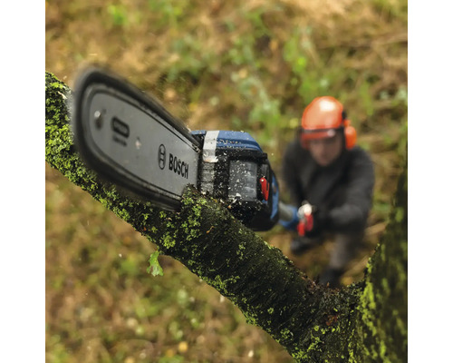 Logo Bosch sur une tronçonneuse à batterie coupant une branche