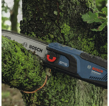 Logo Bosch. Tronçonneuse à batterie Bosch coupant une branche recouverte de mousse.