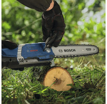 Tronçonneuse à batterie Bosch en cours d'utilisation pour couper un tronc d'arbre