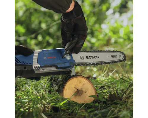 Tronçonneuse à batterie Bosch en cours d'utilisation pour couper un tronc d'arbre