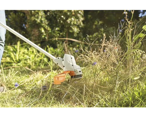 Rasentrimmer im Einsatz zum Schneiden von Gras