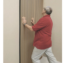 Homme fixant des panneaux acoustiques au mur