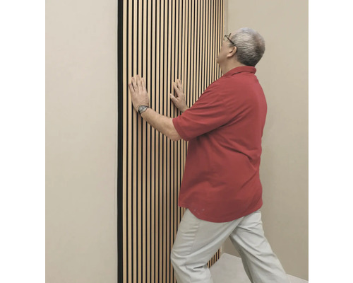 Homme fixant des panneaux acoustiques au mur