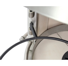 Vue détaillée d''une fixation avec vis et câble