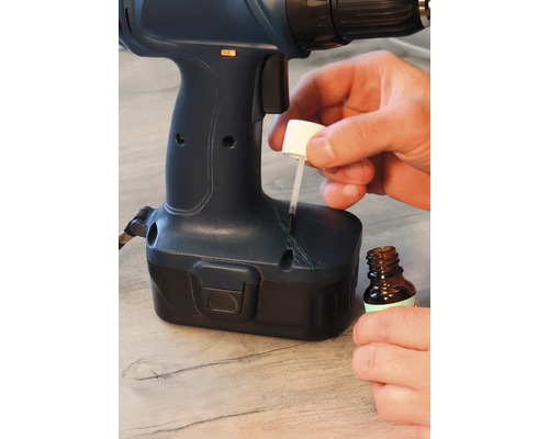 Une visseuse sans fil est retouchée avec un stylo de retouche.