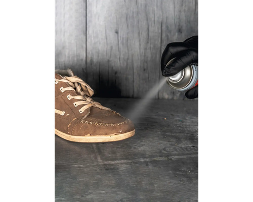 Une chaussure est traitée avec un spray imperméabilisant