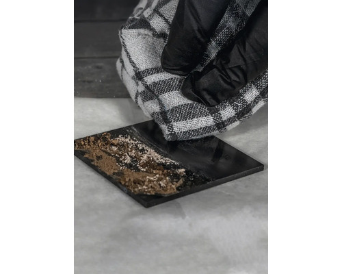 Nettoyage d''une surface noire avec un chiffon.