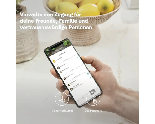 Une personne tient un smartphone avec une application pour gérer les droits d''accès des amis et de la famille