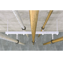 Tuyaux et systèmes d''installation sous un plafond en béton avec supports et fixations.