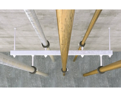 Rohrleitungen und Installationssysteme unter einer Betondecke mit Halterungen und Befestigungen.