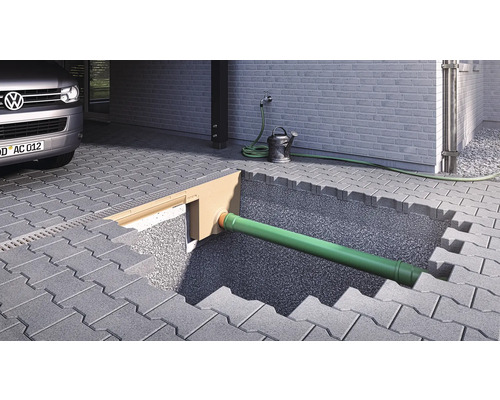 Scène avec caniveau de drainage, tuyau et pavés