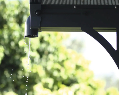 Gros plan d''une gouttière sur un pavillon d''où s''écoule de l''eau