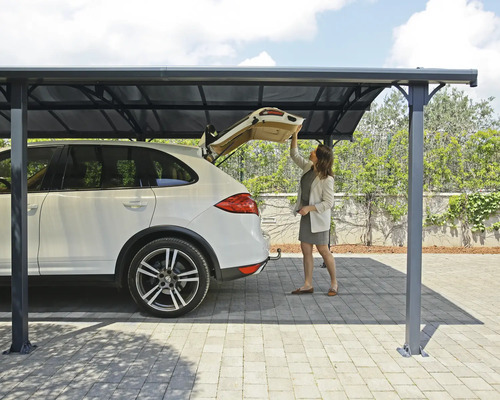 Carport moderne avec une voiture garée et une femme qui ouvre le coffre.