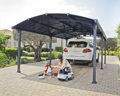 Scène avec un carport métallique avec une voiture garée en dessous, tandis qu''une femme et un enfant jouent à l''ombre.