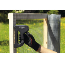 Person befestigt Drahtgeflecht mit einem J.C. Schwarz JCS-530 P Klammergerät an einem Holzrahmen