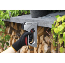 Eine Hand verwendet einen J.C. SCHWARZ Tacker zum Befestigen von Klammern.