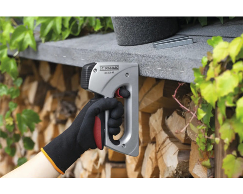 Eine Hand verwendet einen J.C. SCHWARZ Tacker zum Befestigen von Klammern.