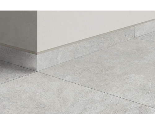 Verlegung von Bodenfliesen und Sockelfliesen an einer Wand