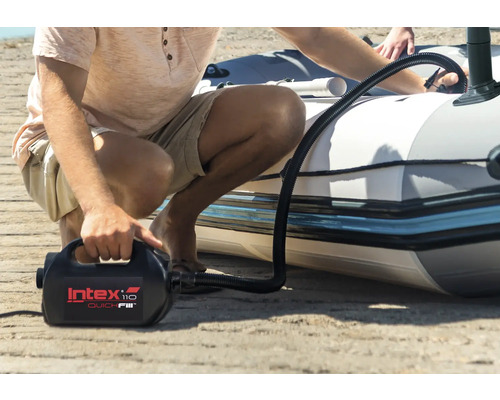 Person pumpt ein Schlauchboot mit einer elektrischen Luftpumpe von Intex auf.