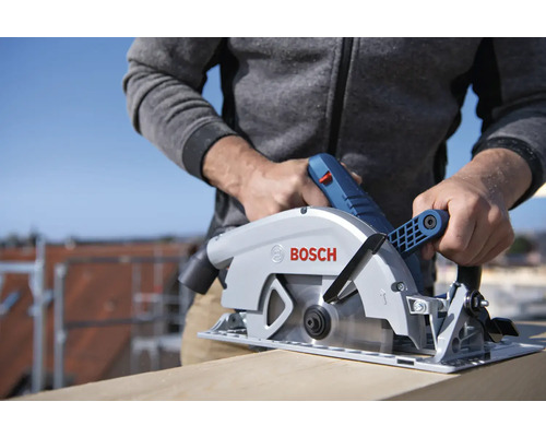 Mann sägt Holzbrett mit einer Bosch Tauchsäge