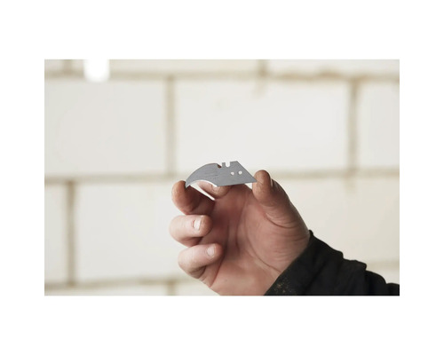 Hakenklinge in der Hand für Cuttermesser