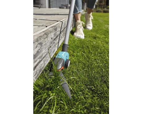 Cisailles à gazon sans fil Gardena utilisées sur une pelouse