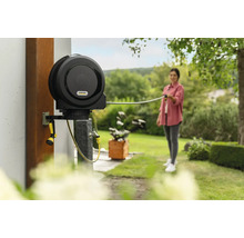 Boîtier de tuyau d''arrosage automatique avec tuyau et logo Kärcher dans le jardin