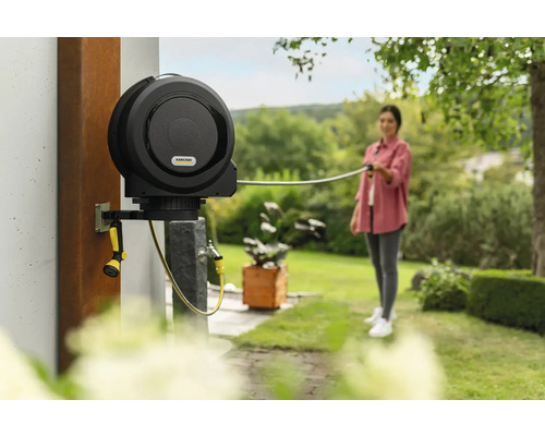 Automatische Gartenschlauchbox mit Schlauch und Kärcher Logo im Garten