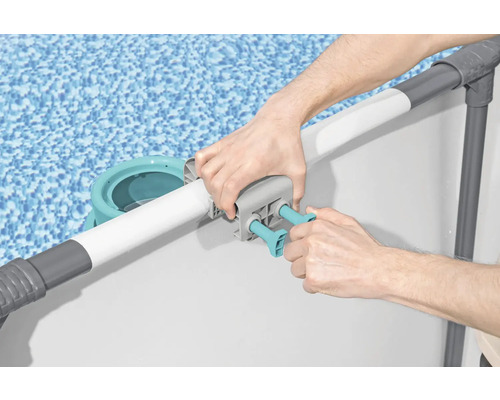 Montage d''un skimmer de piscine sur la piscine