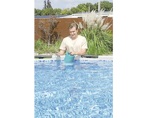 Un homme verse du liquide de nettoyage dans une piscine