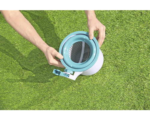 Skimmer de piscine dans l''herbe