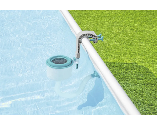 Skimmer de surface au bord de la piscine