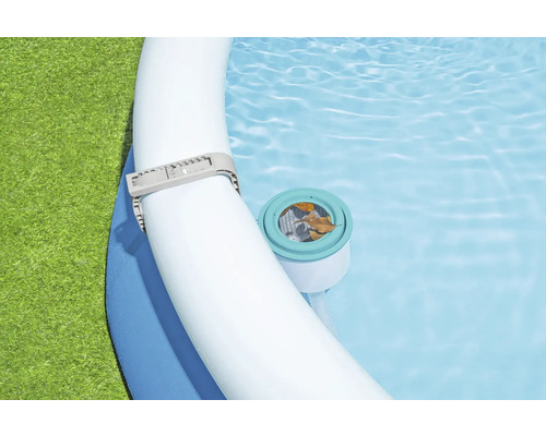 Gros plan d''une piscine avec écumoire de surface pour le nettoyage de l''eau de la piscine