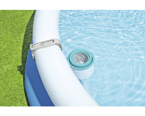 Gros plan d''une piscine avec pompe de filtration et collier de serrage dans de l''eau claire.