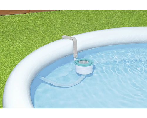 Piscine gonflable avec écumoire de surface pour le nettoyage de l''eau.
