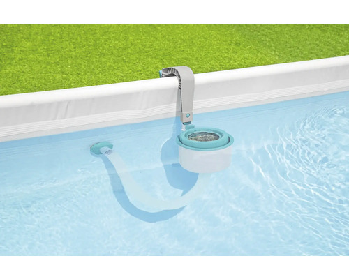 Skimmer de surface de piscine dans la piscine