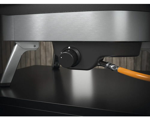 Detailansicht eines Gasgrills mit Regler und Gasschlauch