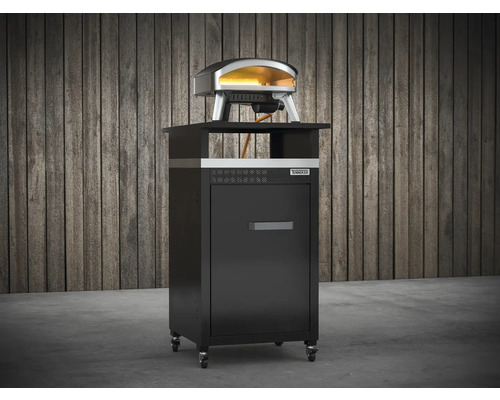 Pizzaofen auf einem Unterschrank mit Tür und Rollen von Tenneker