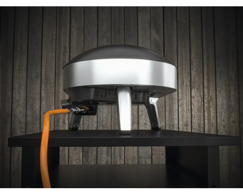 Pizzaofen mit Gasanschluss auf einem Tisch