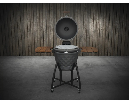 Keramikgrill mit geöffnetem Deckel und Seitentischen