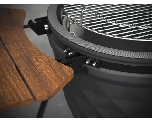 Detailansicht eines Kamado Grills mit Seitentisch und Grillrost