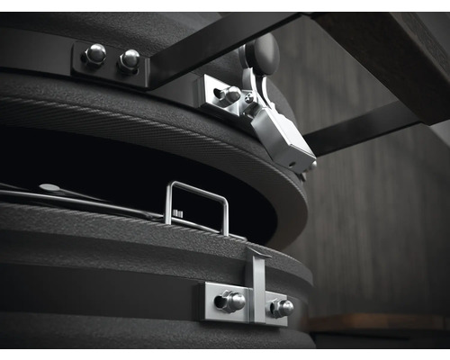 Detailansicht eines schwarzen Keramikgrills mit Metallelementen